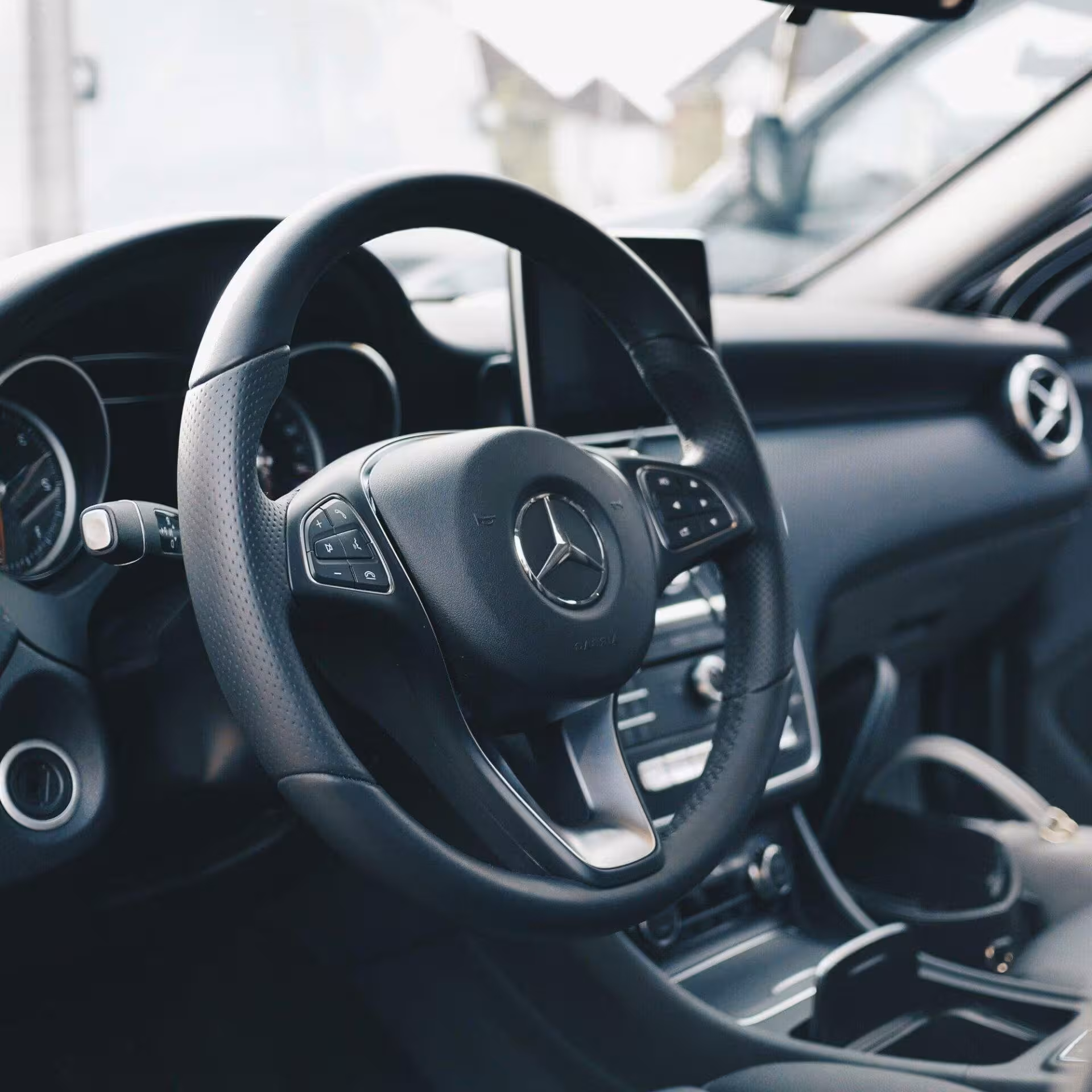 Dettaglio del volante di una Mercedes-Benz, servizio di transfer privato.