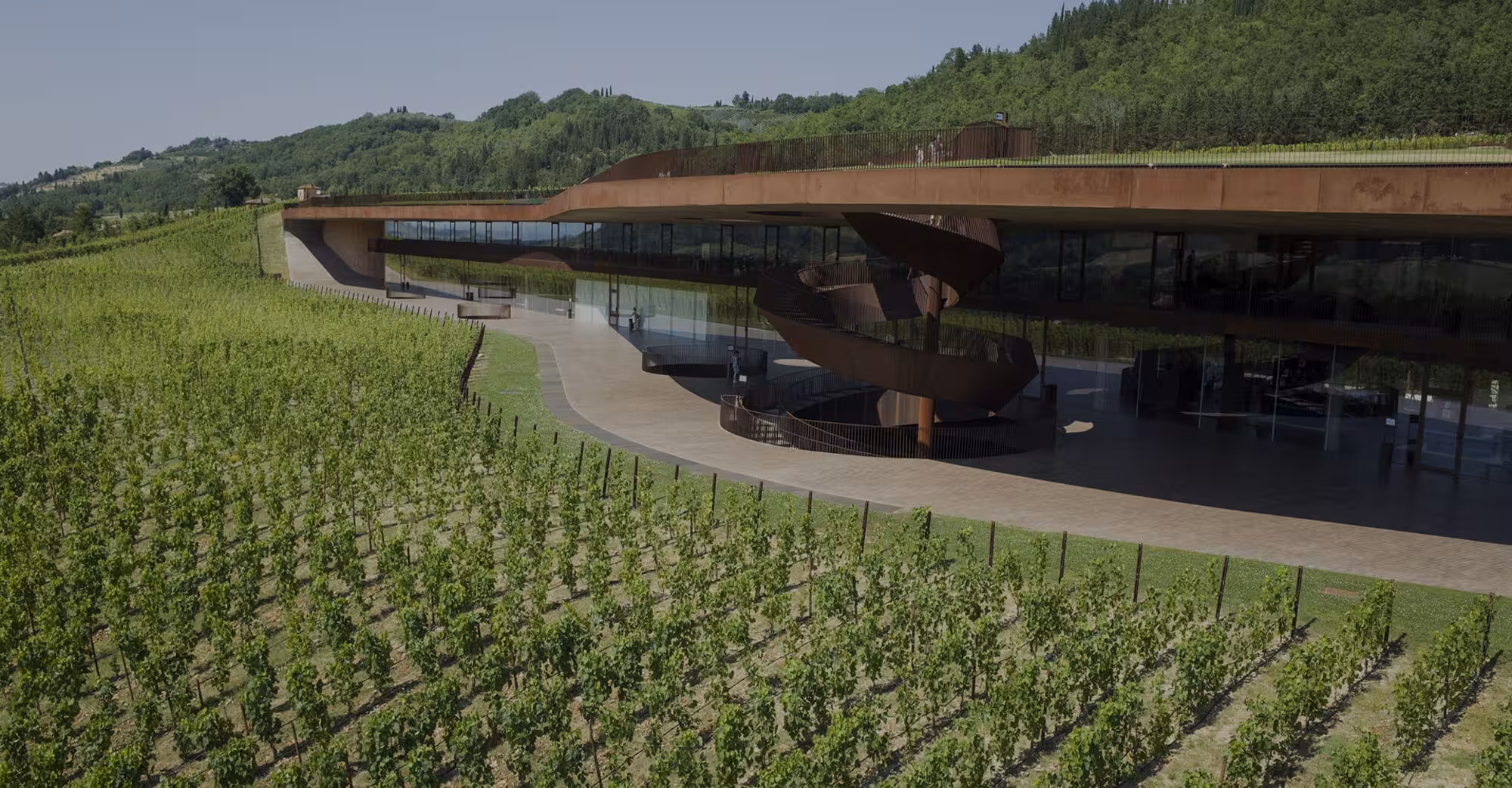 Architettura contemporanea e sostenibile della Cantina Antinori nel Chianti Classico.