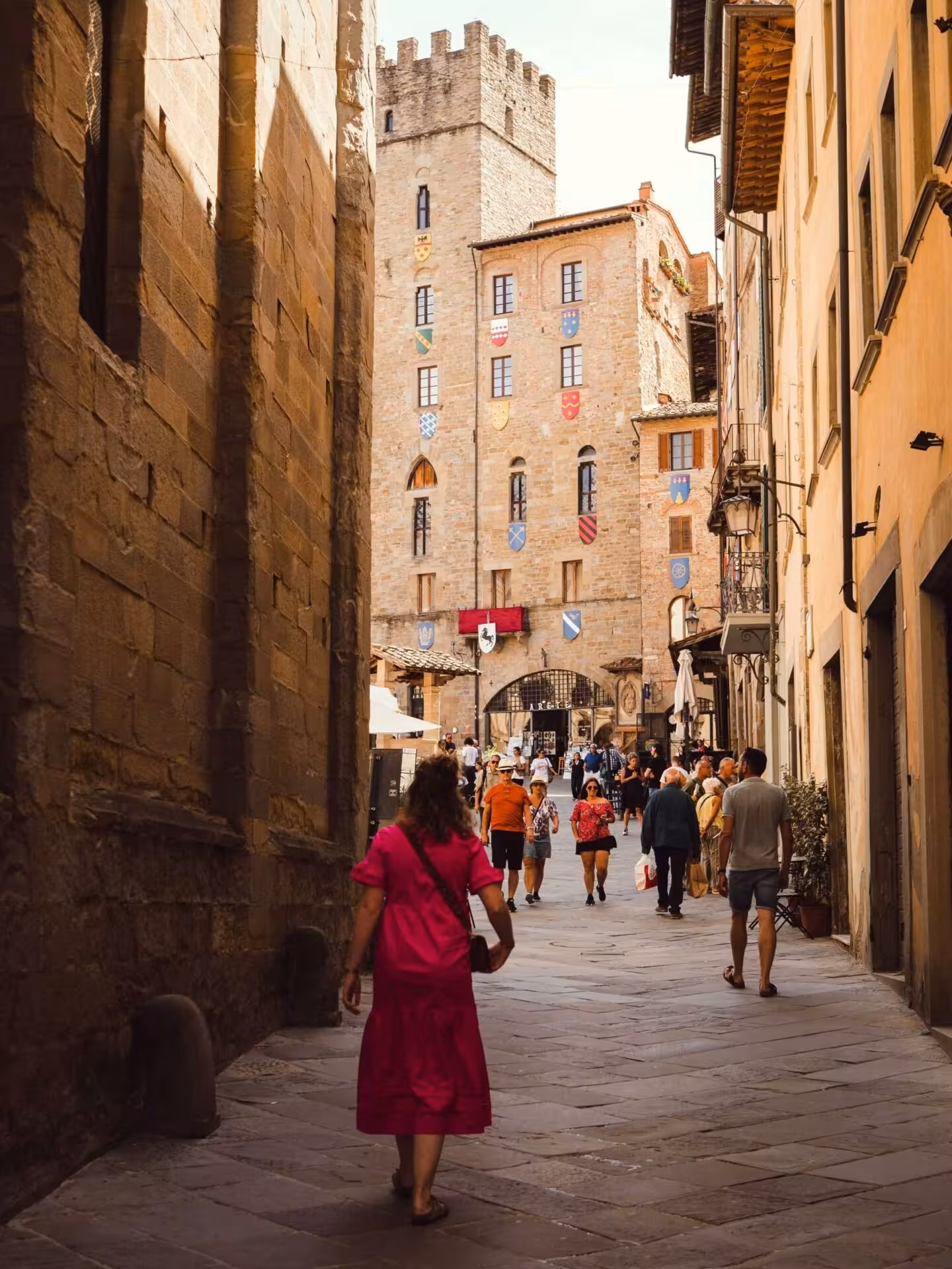 Turisti che passeggiano tra le architetture storiche del centro di Firenze.