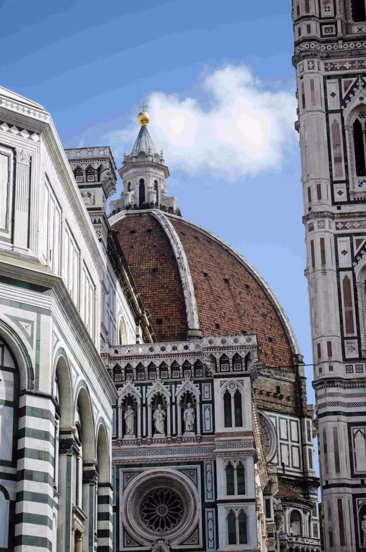 Veduta laterale della Cattedrale di Santa Maria del Fiore a Firenze.