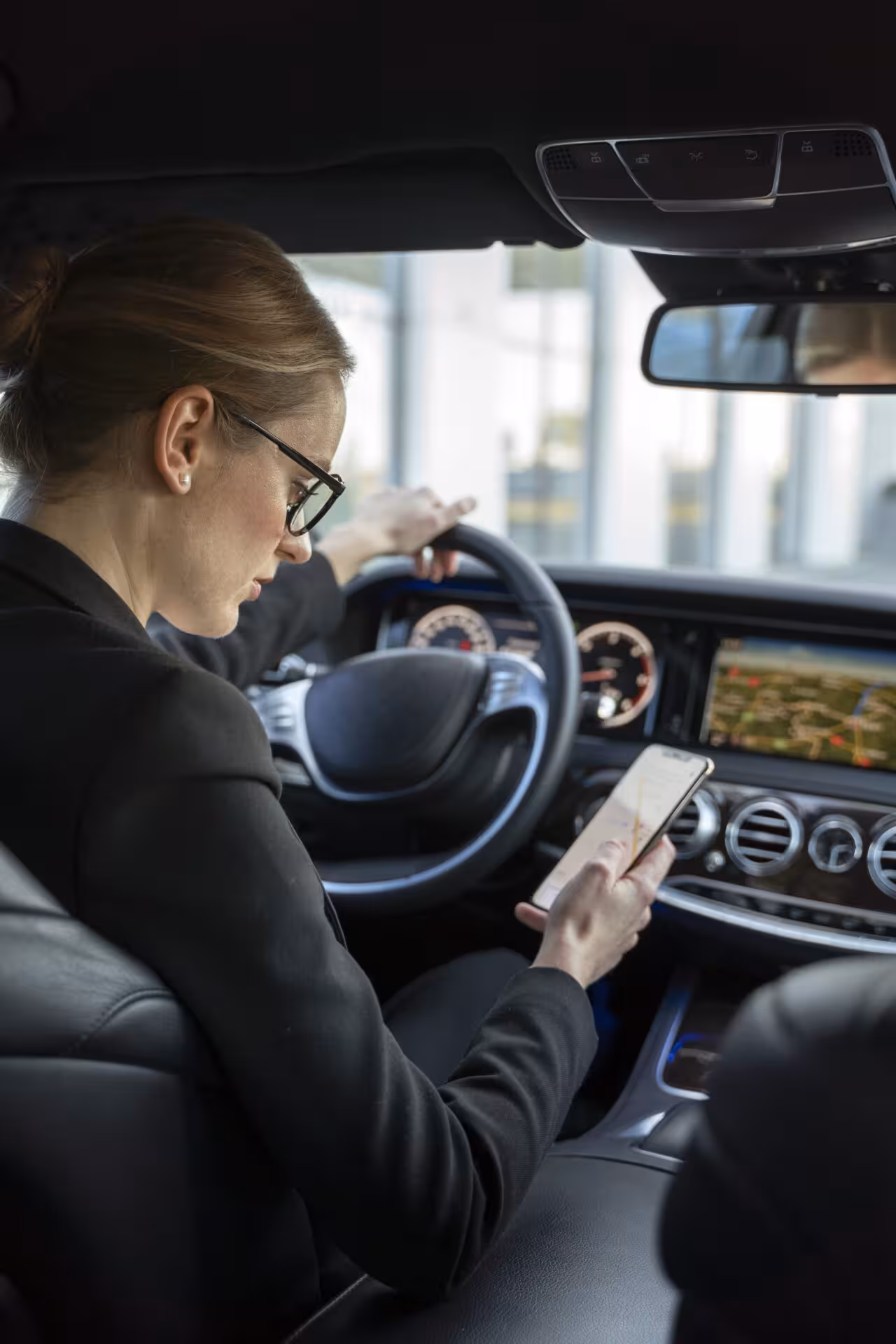 Dettaglio delle mani sul volante di una Mercedes, servizio NCC.