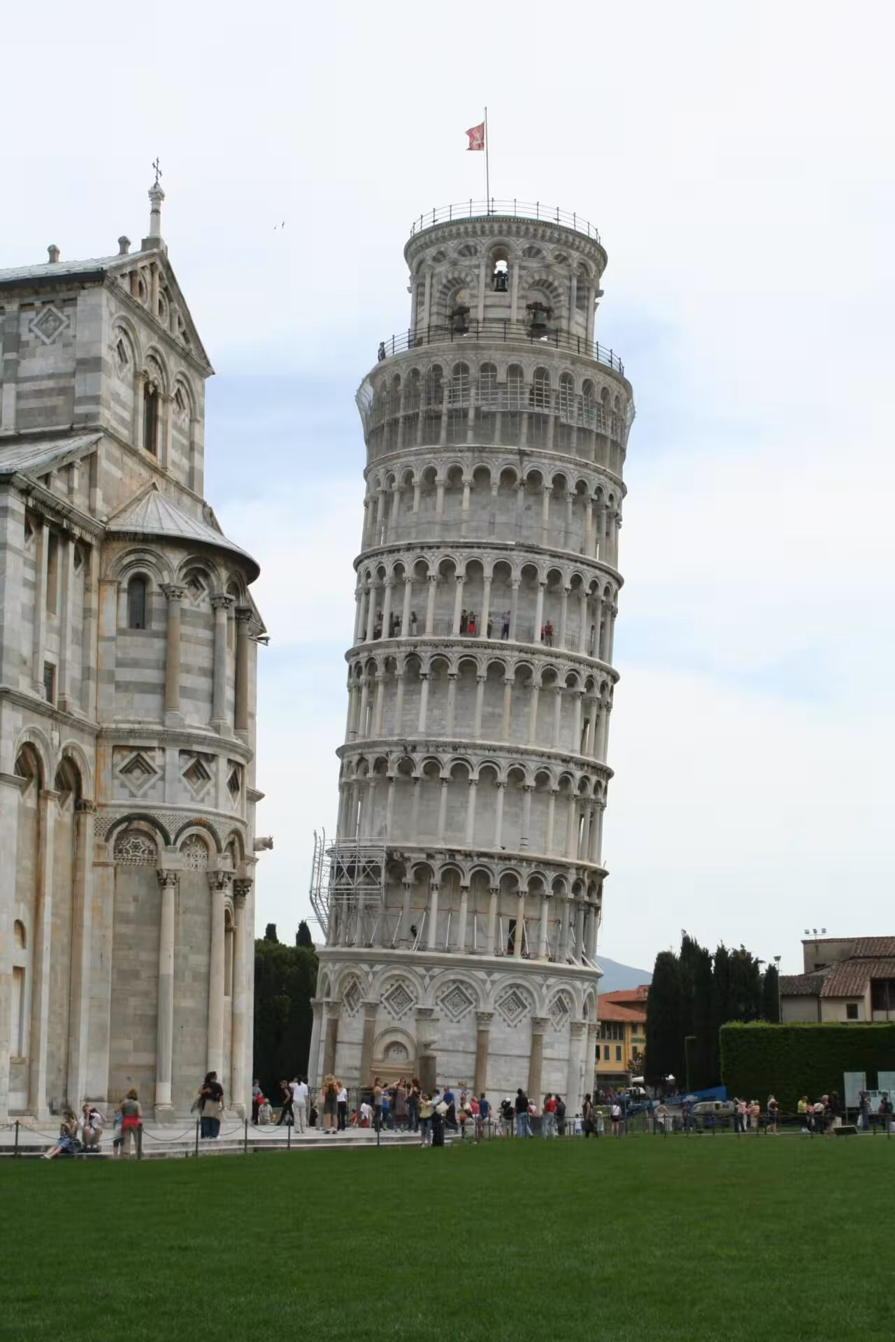 Piazza dei Miracoli a Pisa con la Torre Pendente e il Battistero.