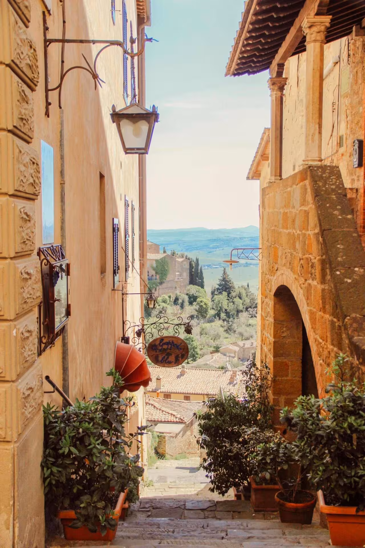 Scorcio fiorito di un vicolo medievale in un borgo tipico toscano.