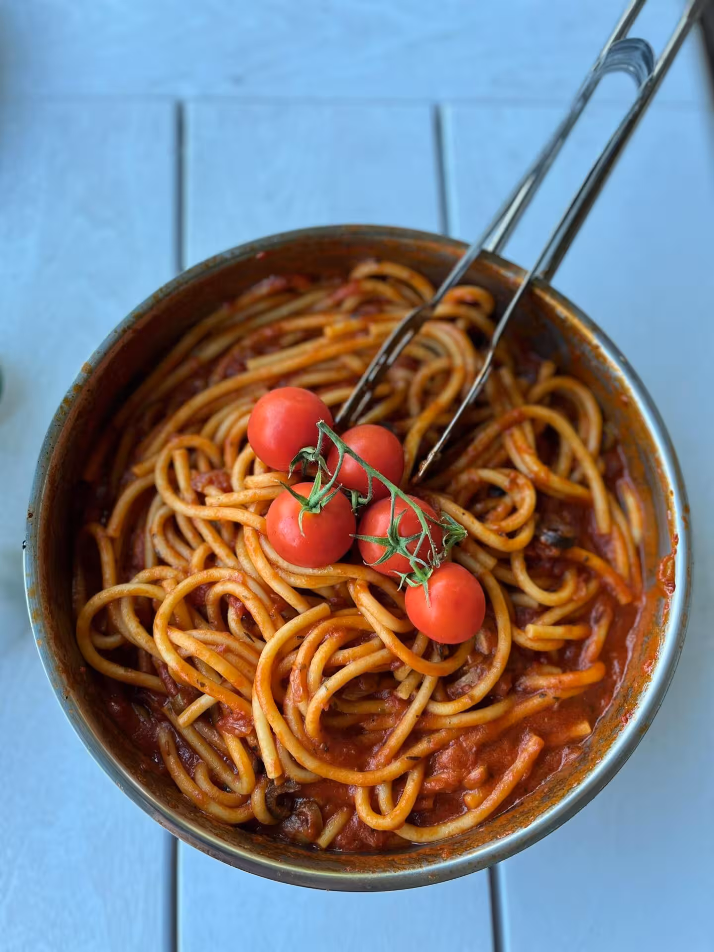 Primo piano di un piatto di spaghetti al pomodoro fresco, cucina tipica.