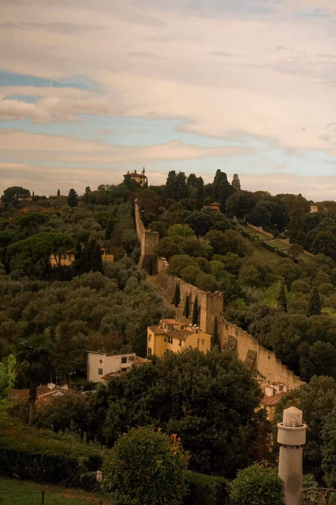 Veduta del camminamento delle mura storiche di Lucca con alberi secolari.