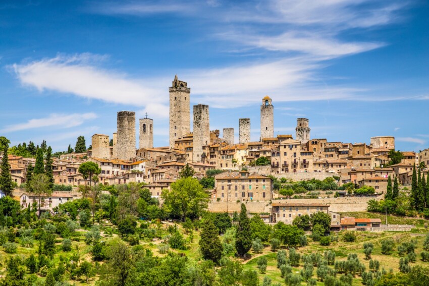 Veduta del borgo medievale di San Gimignano tra gli ulivi.