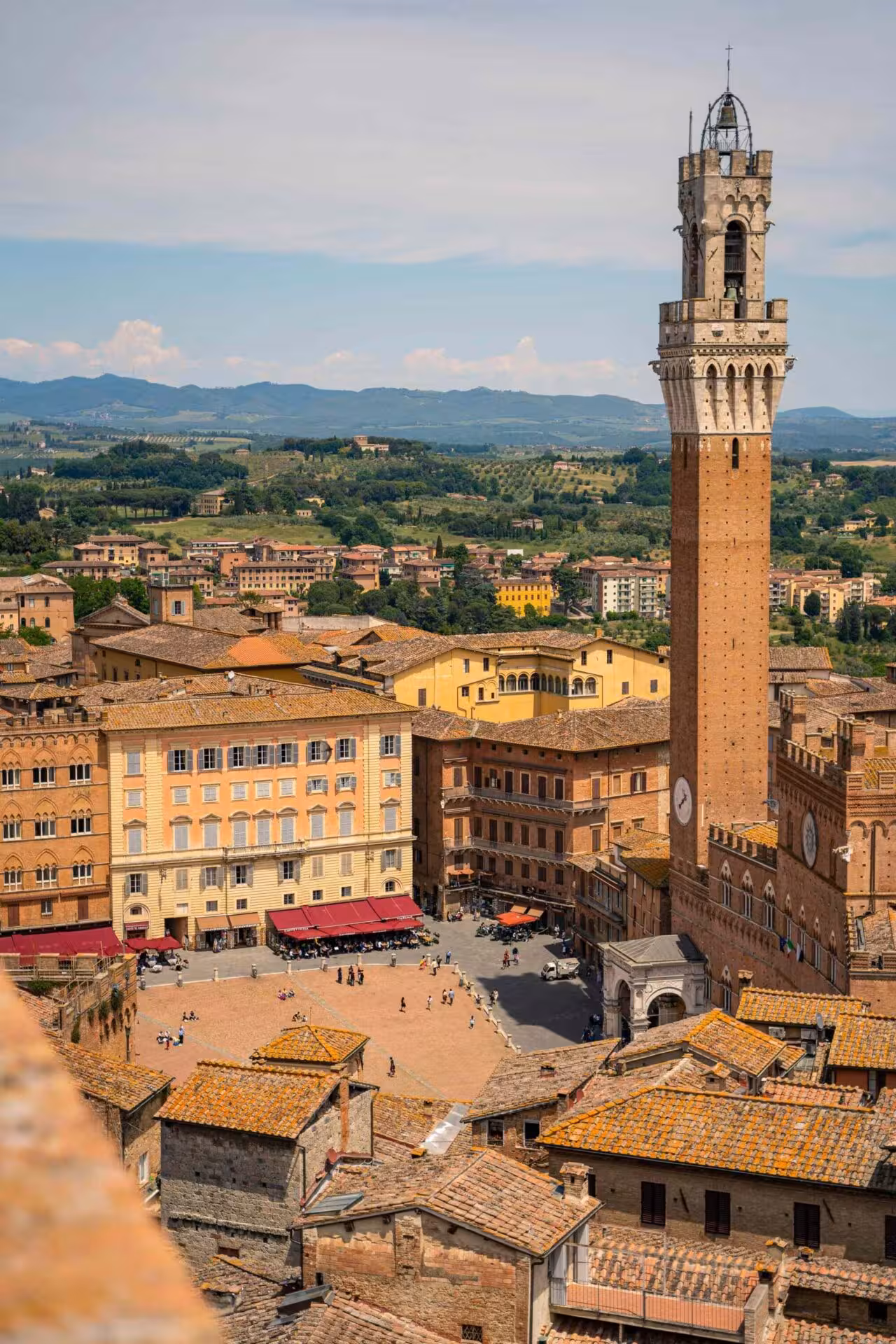 Veduta di Piazza del Campo a Siena con la Torre del Mangia.